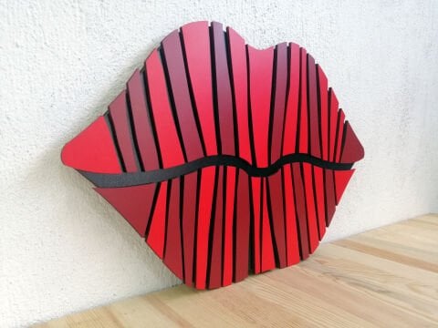 Carmen – Kırmızı Dudak Temalı MDF Ahşap Katmanlı Duvar Tablosu | El Boyama & Lazer Kesim