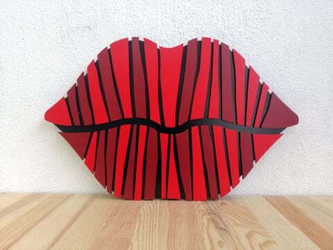 Carmen – Kırmızı Dudak Temalı MDF Ahşap Katmanlı Duvar Tablosu | El Boyama & Lazer Kesim