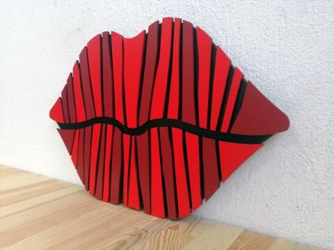 Carmen – Kırmızı Dudak Temalı MDF Ahşap Katmanlı Duvar Tablosu | El Boyama & Lazer Kesim