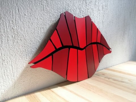 Amora – Dudak Temalı MDF Ahşap Katmanlı Duvar Tablosu | El Boyama & Lazer Kesim