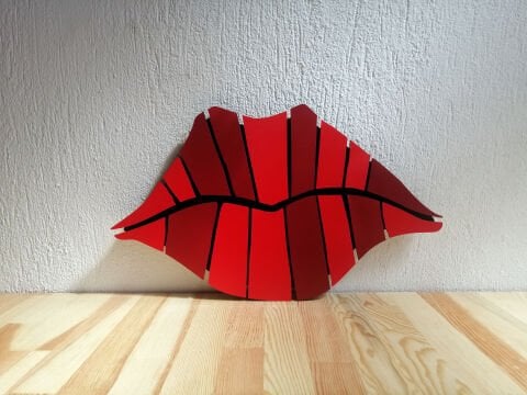 Amora – Dudak Temalı MDF Ahşap Katmanlı Duvar Tablosu | El Boyama & Lazer Kesim