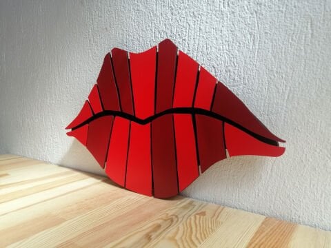 Amora – Dudak Temalı MDF Ahşap Katmanlı Duvar Tablosu | El Boyama & Lazer Kesim