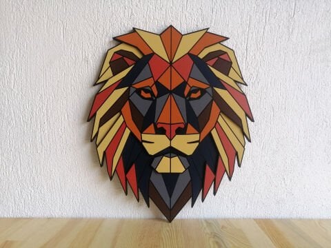 Solaris – Geometrik Aslan Başlı MDF Ahşap Katmanlı Duvar Dekoru | El Boyama & Lazer Kesim