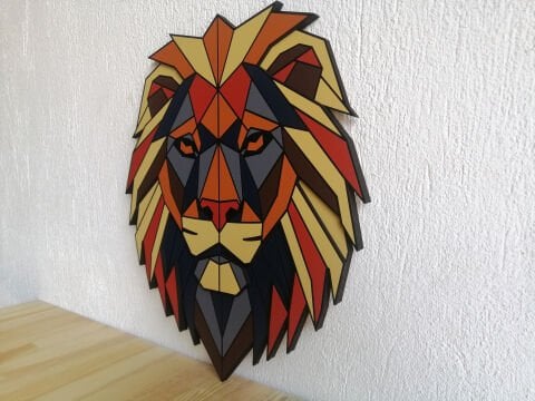 Solaris – Geometrik Aslan Başlı MDF Ahşap Katmanlı Duvar Dekoru | El Boyama & Lazer Kesim