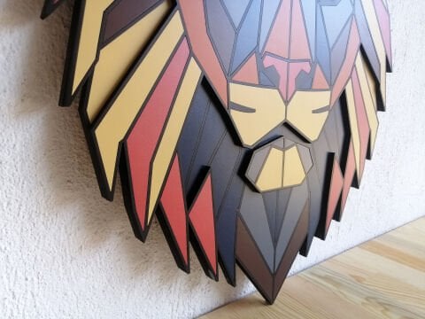 Solaris – Geometrik Aslan Başlı MDF Ahşap Katmanlı Duvar Dekoru | El Boyama & Lazer Kesim
