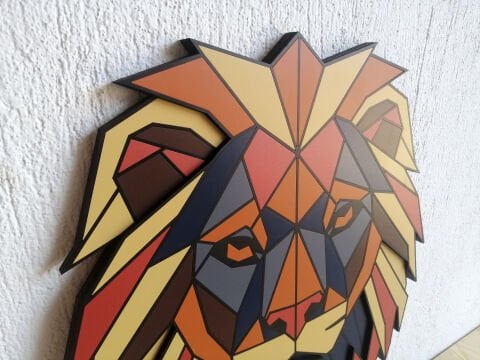 Solaris – Geometrik Aslan Başlı MDF Ahşap Katmanlı Duvar Dekoru | El Boyama & Lazer Kesim
