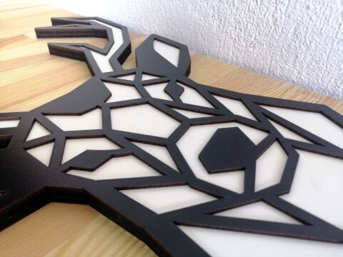 Veika – Geometrik Geyik Figürlü Siyah Beyaz MDF Ahşap Katmanlı Duvar Tablosu | Lazer Kesim