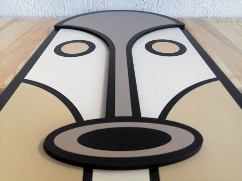 Vesa – Geometrik Maske Figürlü MDF Ahşap Katmanlı Duvar Tablosu | El Boyama & Lazer Kesim